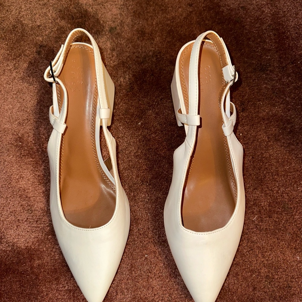 White pointed shoes
